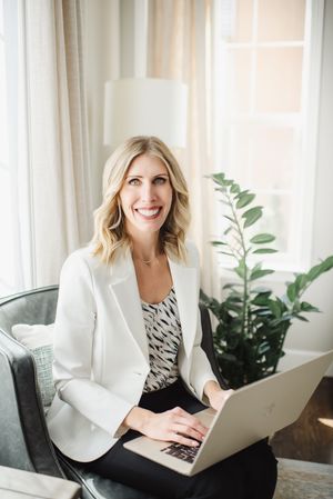 Dr Jessica Knurick branding photos for online influencer platform