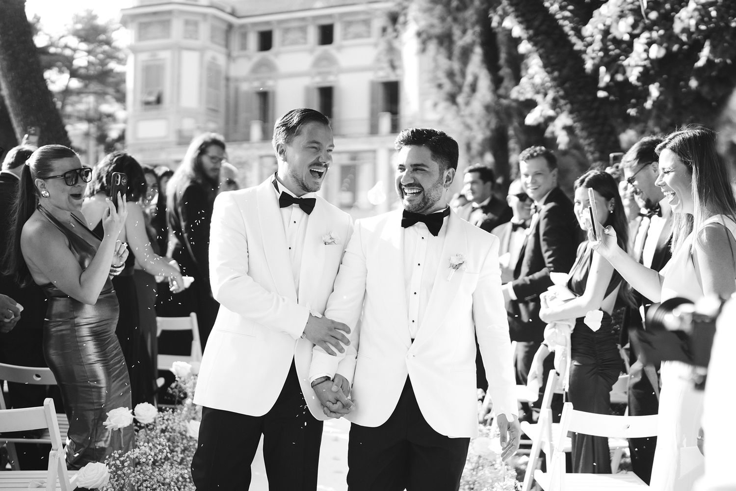 Sposi che escono dalla cerimonia tra il lancio del riso a Villa Nobel a Sanremo – fotografo matrimonio in Liguria