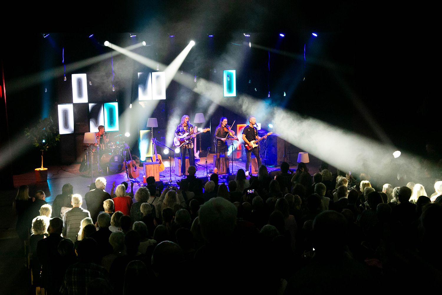 Peter Johansson, Bruno Mitsogiannis, Matilda Grün och Petra Wahlgren unplugged 2.0 i Vixjö konserthus. Footgraf Rebecca Nordin.