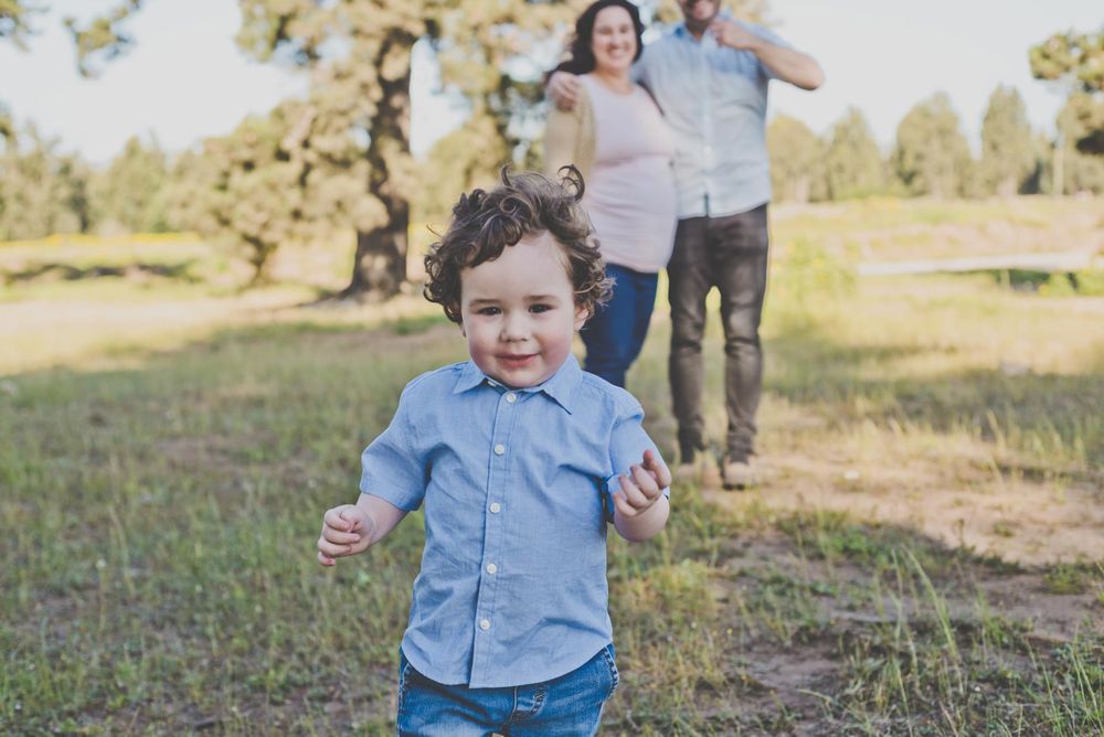 Sesión Fotográfica Bebés, Niños, Familia, Embarazo. Momentos espontáneos, luz natural. Fotografía en Exterior Santiago, Viña del Mar, Bosque