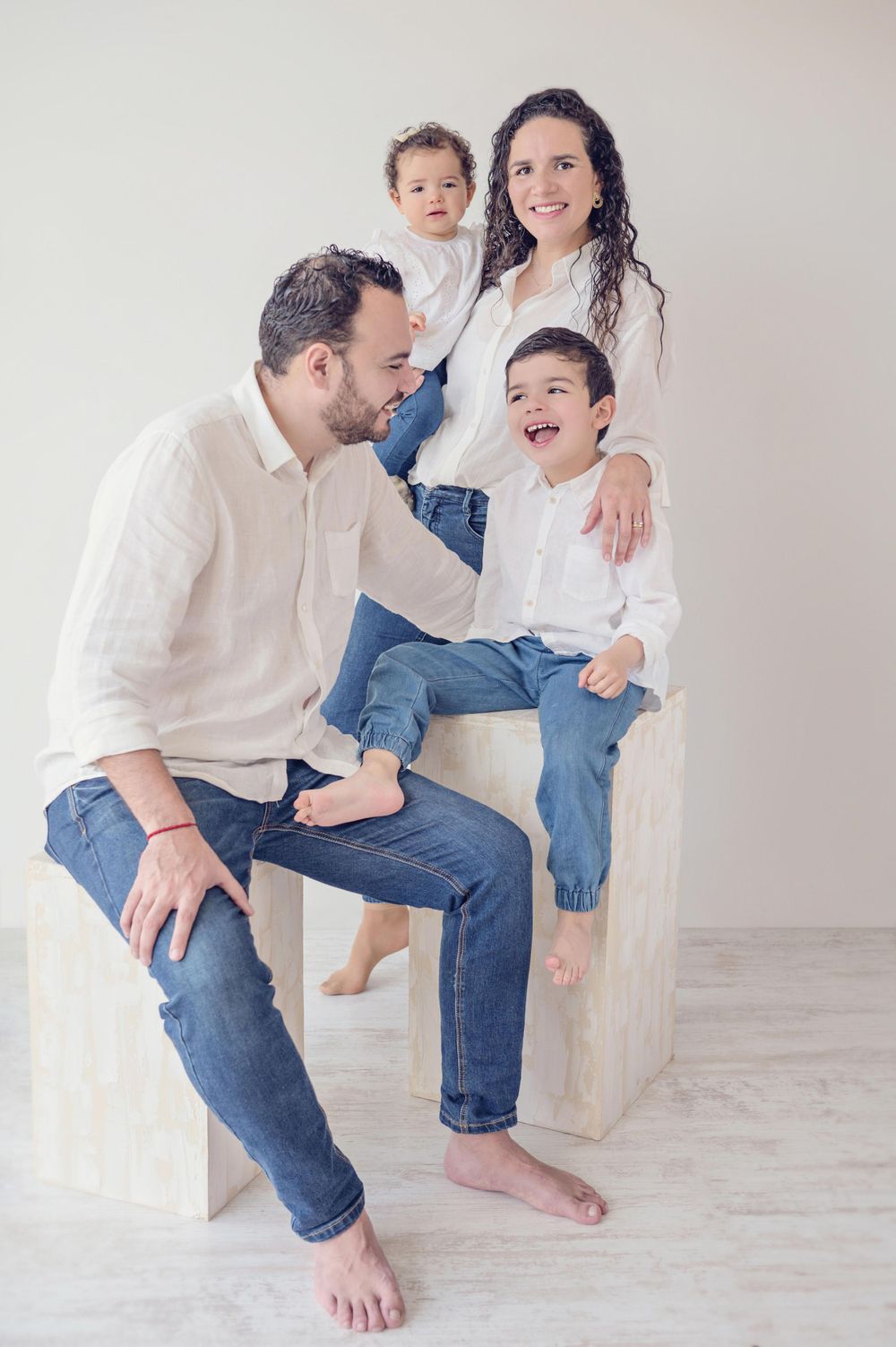 Sesión Fotográfica Bebés, Niños, Familia, Embarazo. Momentos espontáneos, Estudio de Fotos en Reñaca con luz natural.