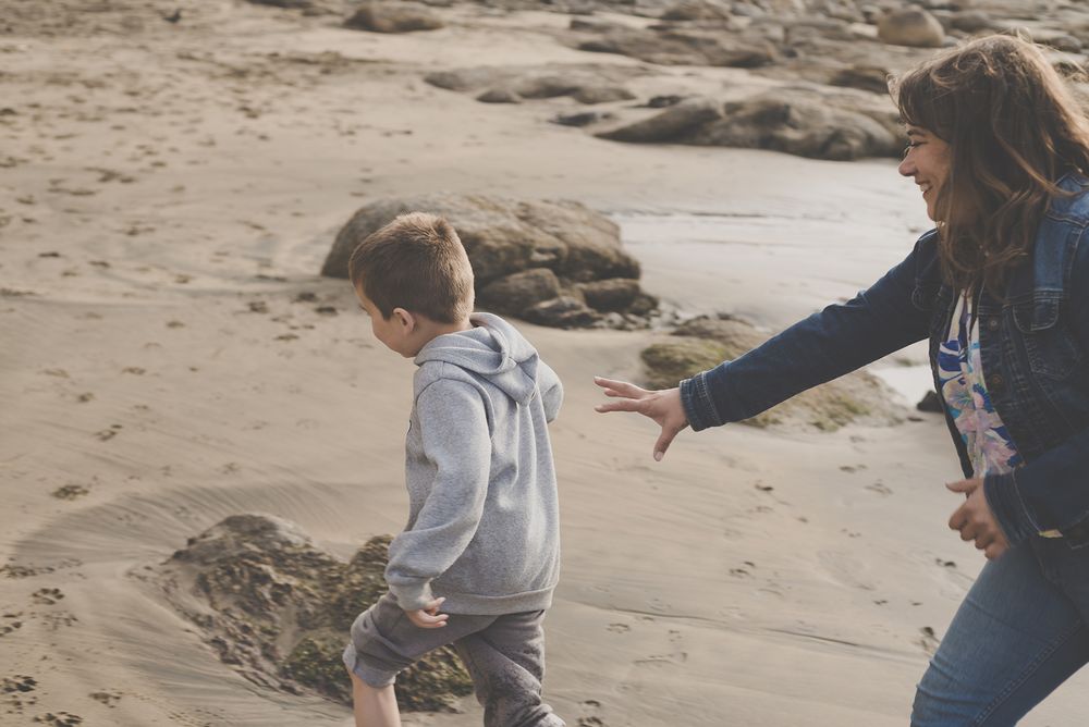 Sesión Fotográfica Bebés, Niños, Familia, Embarazo. Momentos espontáneos, luz natural. Fotografía en Exterior Santiago, Viña del Mar, Playa