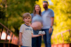 Outdoor maternity session in the park by Gesiel Martins in Michigan