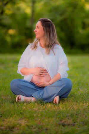 Outdoor maternity session in the park by Gesiel Martins in Michigan