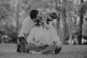 Outdoor family portrait session in the park by Gesiel Martins in Michigan