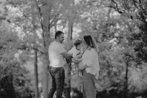 Outdoor family portrait session in the park by Gesiel Martins in Michigan