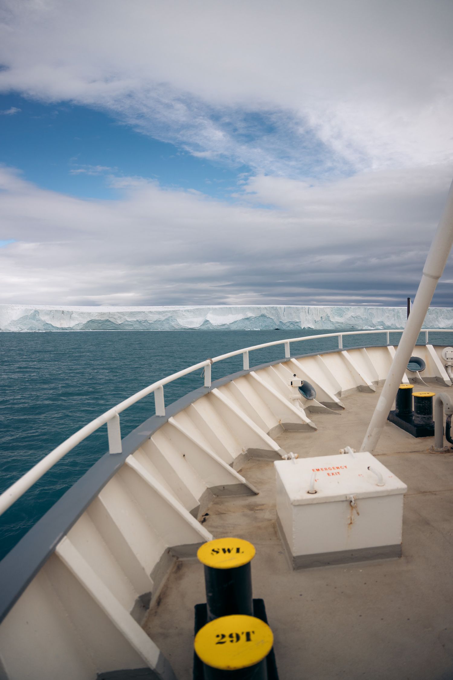Bittes d'amarrage jaunes du Polarfront devant la barrière de glace de Bråsvellbreen