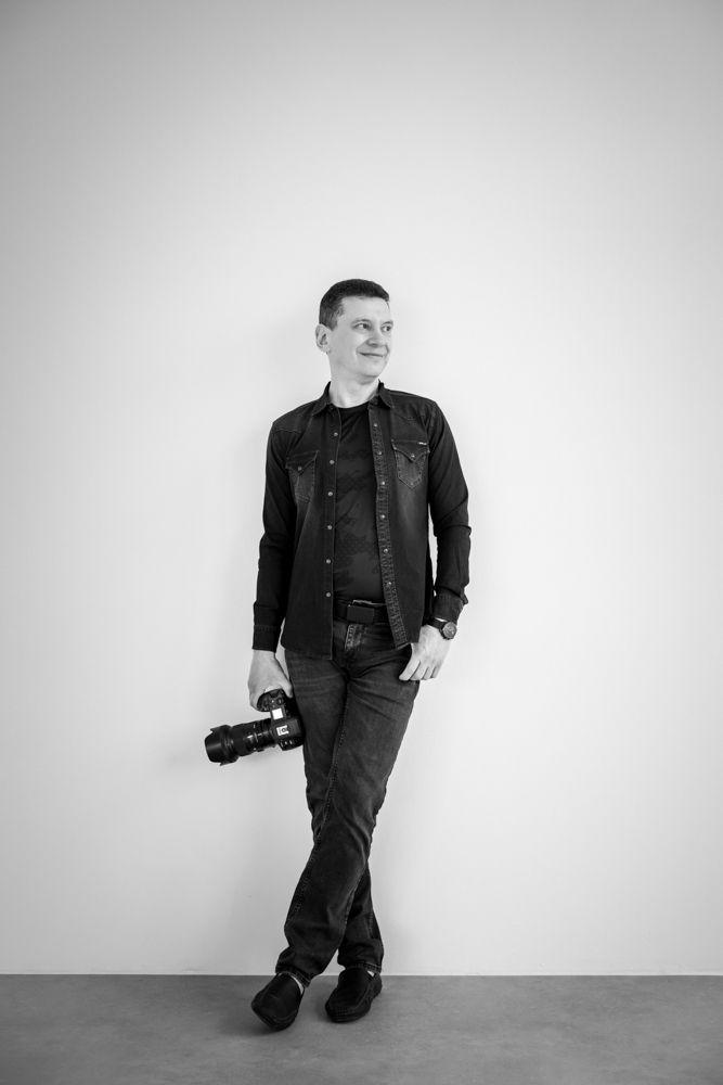 Hochzeitsfotograf Bremen mit Kamera im Studio