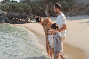 Famille riant ensemble au bord de la mer en Bretagne