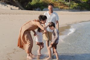 Famille jouant sur la plage lors d'une séance photo famille en Bretagne