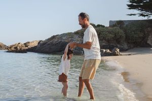 Famille jouant sur la plage lors d'une séance photo famille en Bretagne