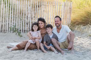 Séance photo famille naturelle sur une plage en Bretagne