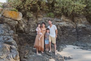 Séance photo famille naturelle sur une plage en Bretagne