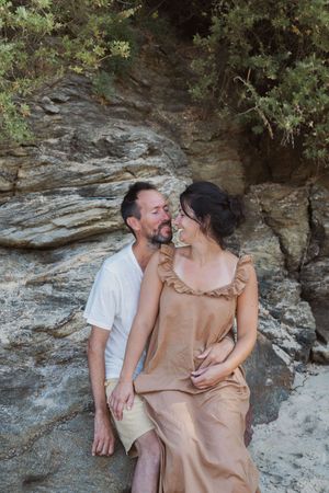 Photo de couple parents pendant séance famille