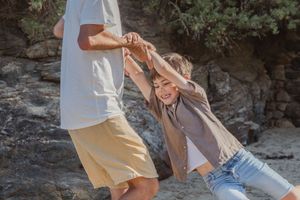 Enfants jouant dans le sable avec leurs parents lors d'une séance photo