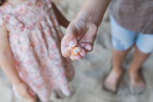Photographe famille en Bretagne lors d'une séance photo en extérieur