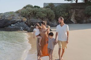 Famille marchant main dans la main sur la plage
