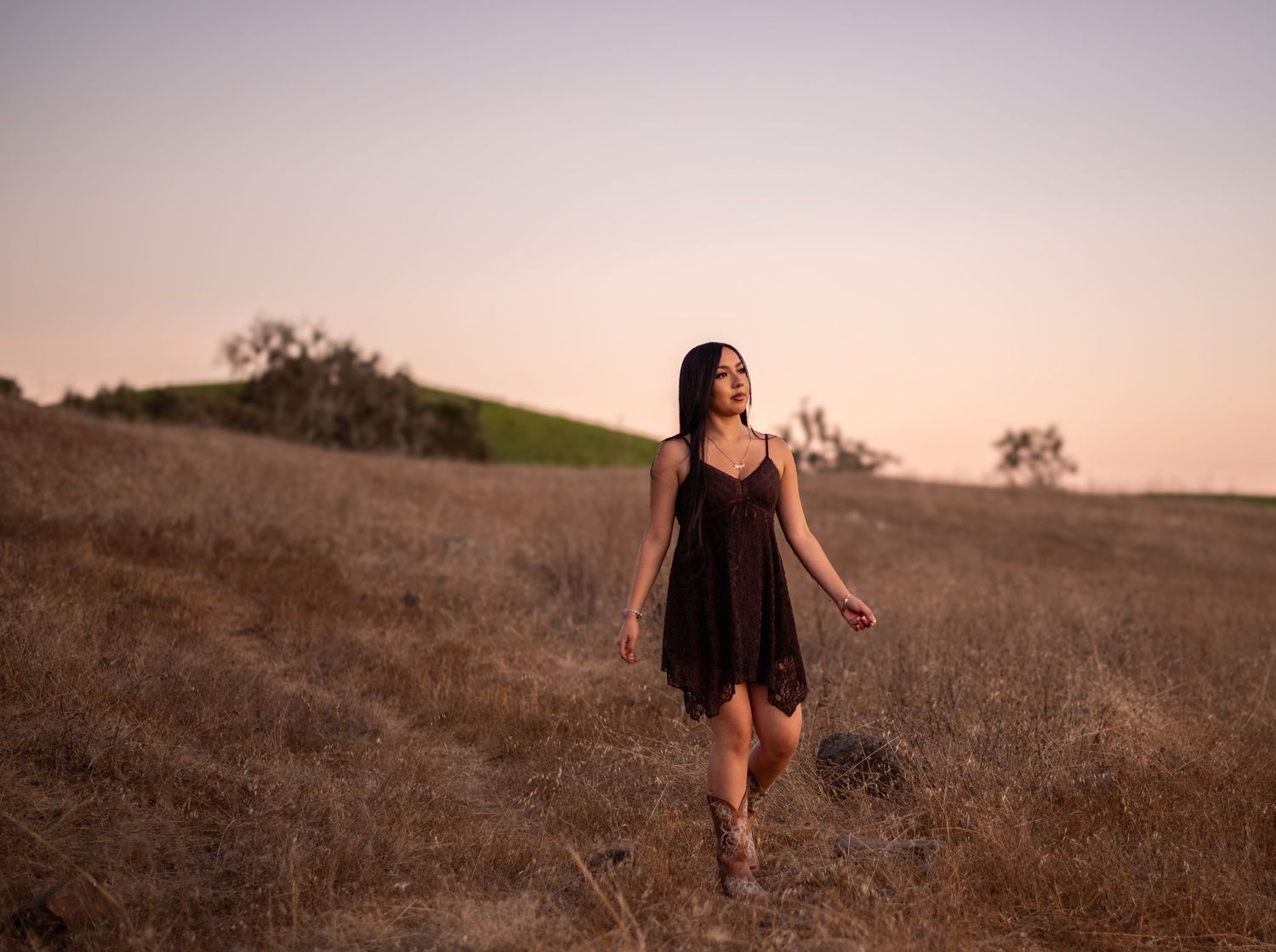 Senior pictures in Sonoma County with earthy tones, beautiful landscapes, and a relaxed, natural photography experience.