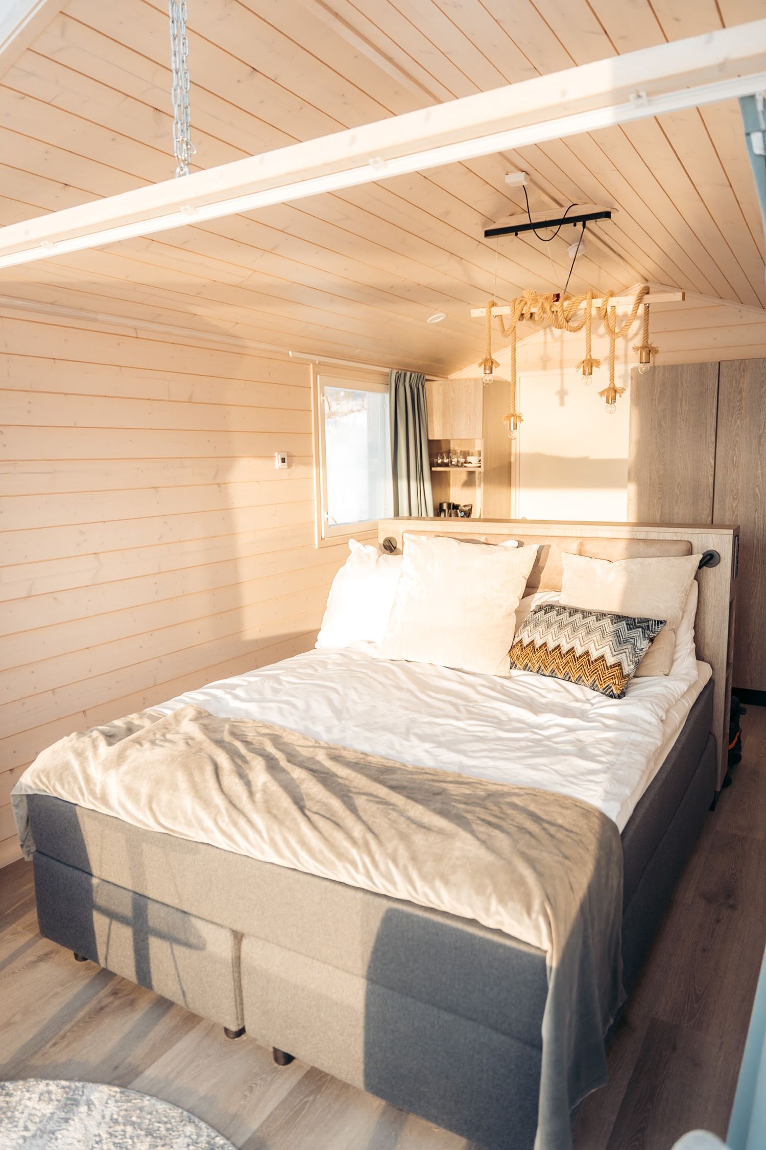 lit de la cabine aurora riew de norwegian wild au lever du soleil