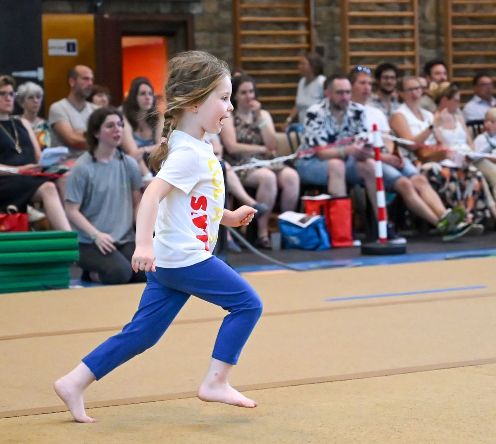 Jeune fille pendant spectacle de gym courant sur tapis