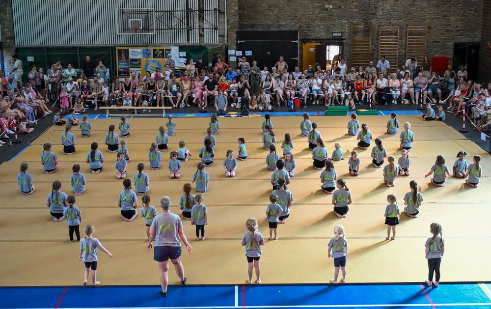 Grand groupe de gymnastes au sol, vue d'ensemble