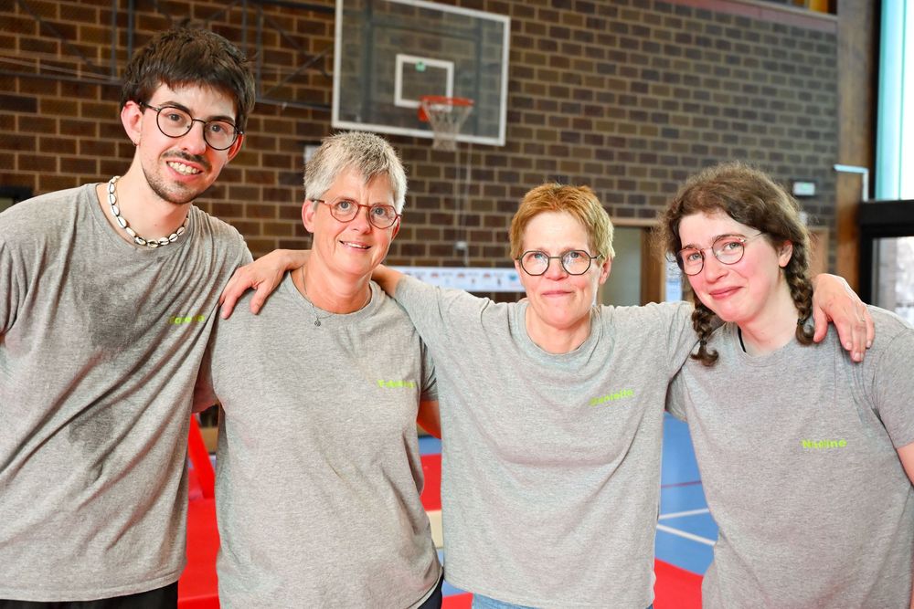 Groupe de 4 personnes, photo d'équipe en salle