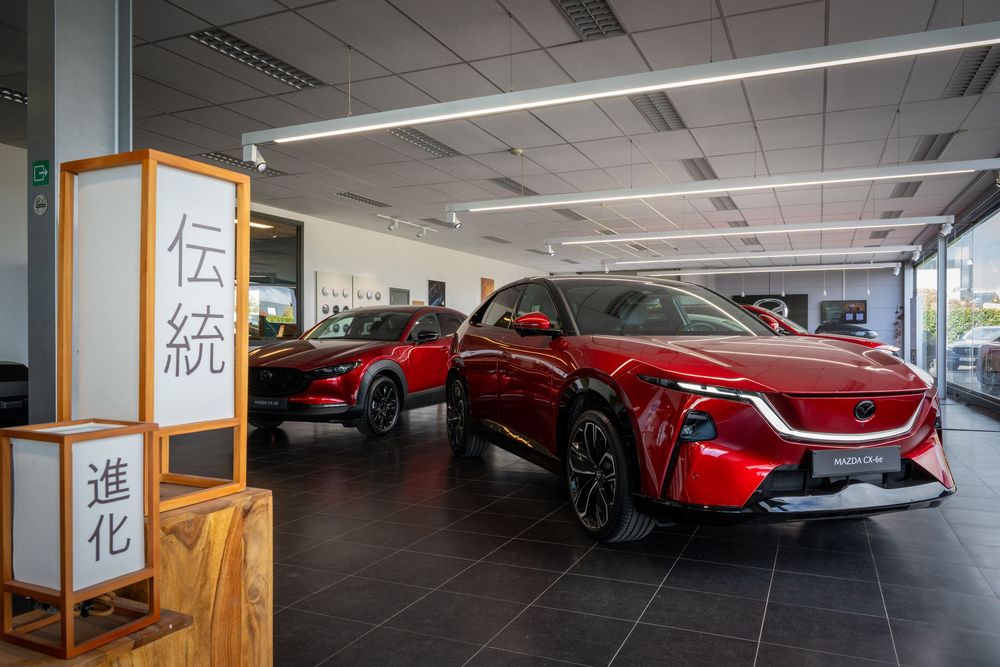1Photographie commerciale d'un showroom de voitures neuves Mazda en province de Namur