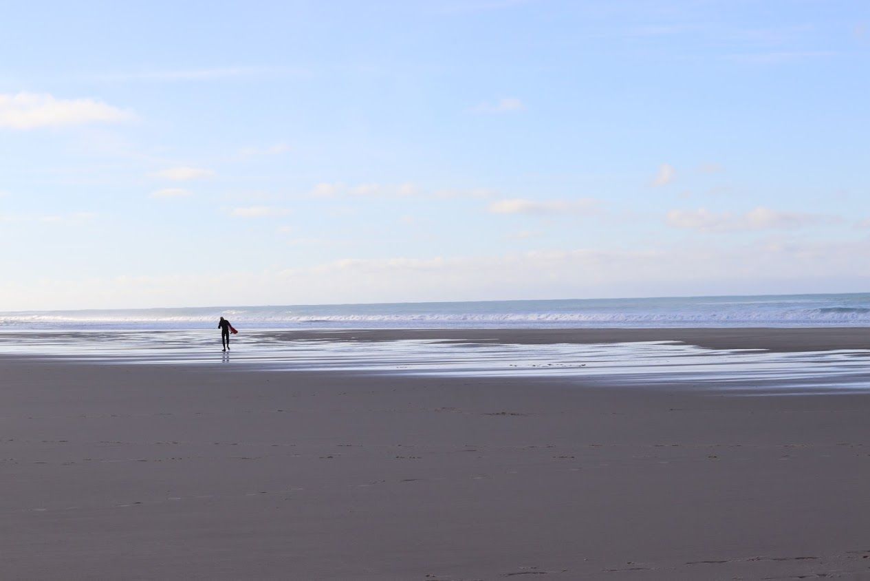 Surfeur au large sur la plage de Lacanau