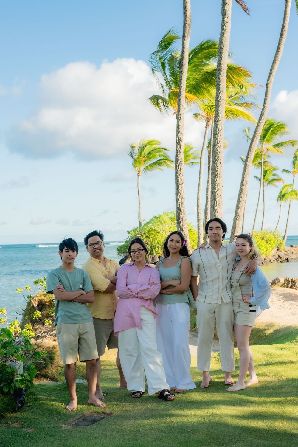 6 family members in a photo at the Kahala Resort.