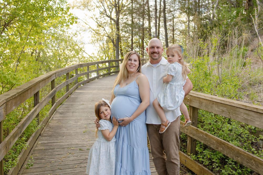 Kendall Kuss Photography Waukesha County family photographer. Family maternity photos in Delafield WI