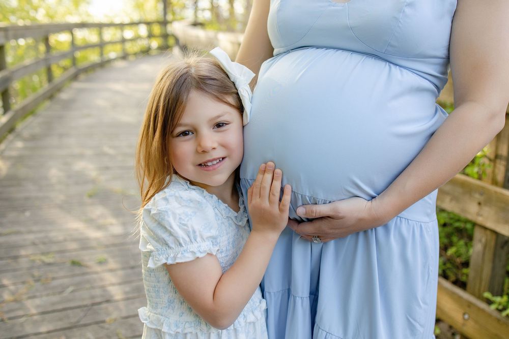 Kendall Kuss Photography Waukesha County family photographer. Family maternity photos in Delafield WI