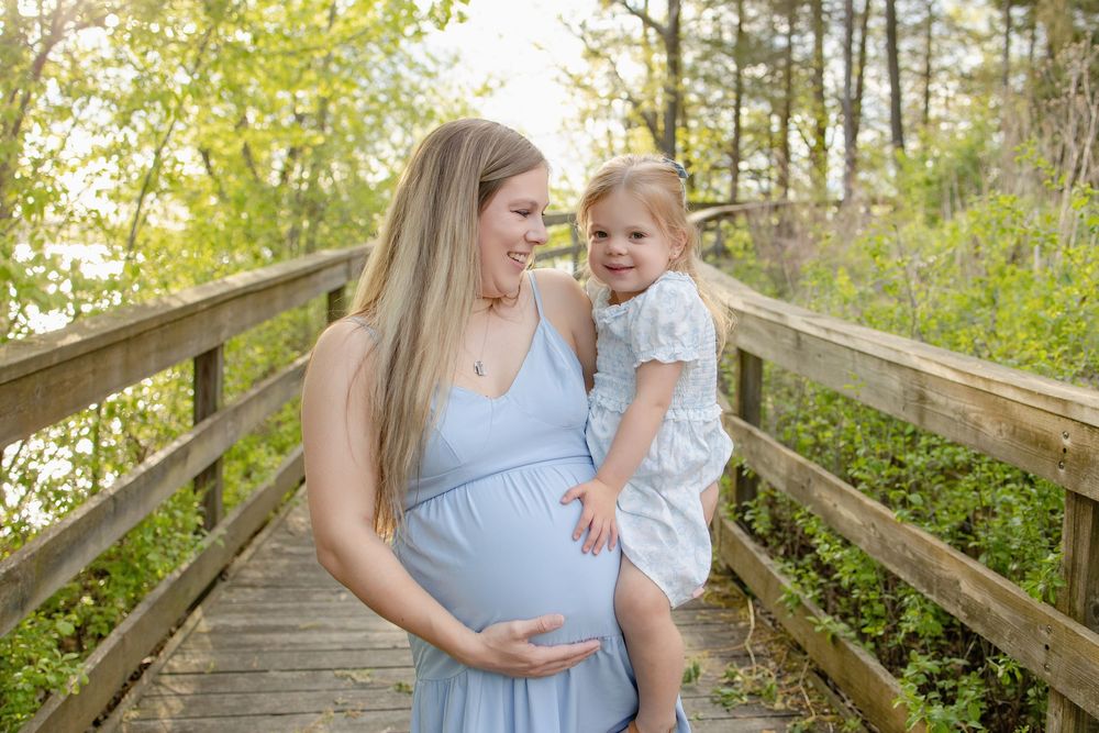 Kendall Kuss Photography Waukesha County family photographer. Family maternity photos in Delafield WI