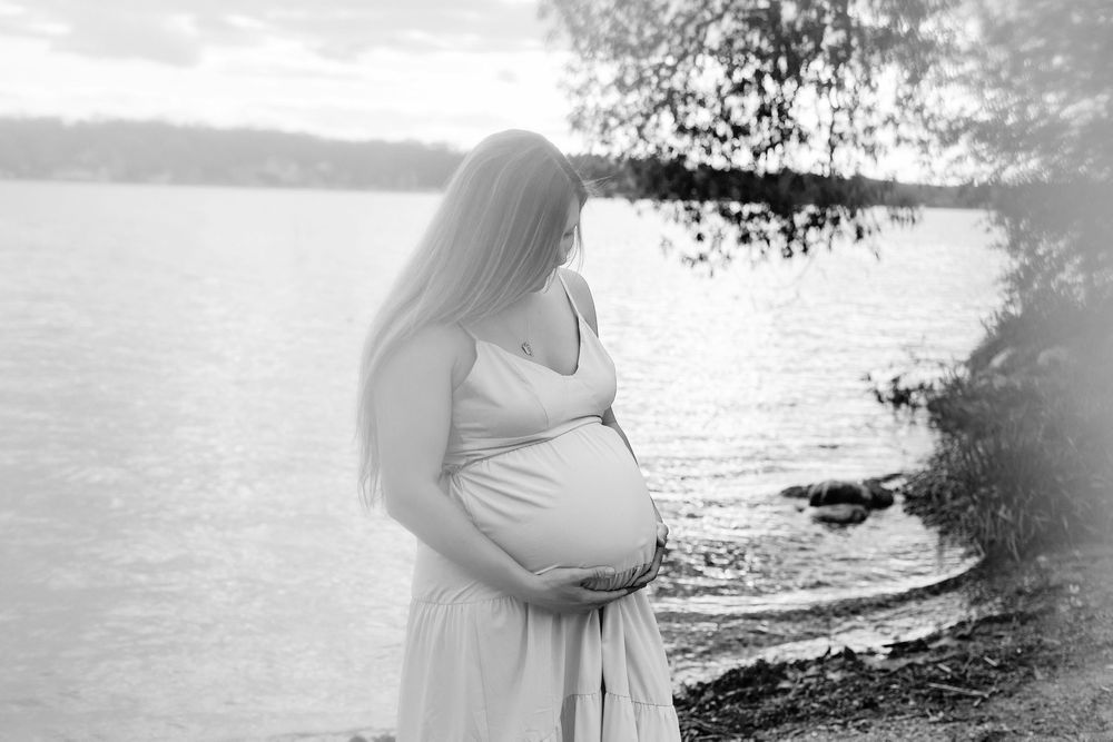 Kendall Kuss Photography Waukesha County family photographer. Family maternity photos in Delafield WI