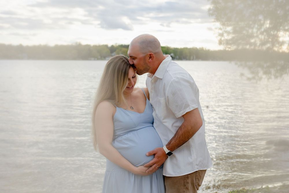 Kendall Kuss Photography Waukesha County family photographer. Family maternity photos in Delafield WI