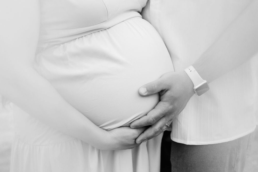 Kendall Kuss Photography Waukesha County family photographer. Family maternity photos in Delafield WI
