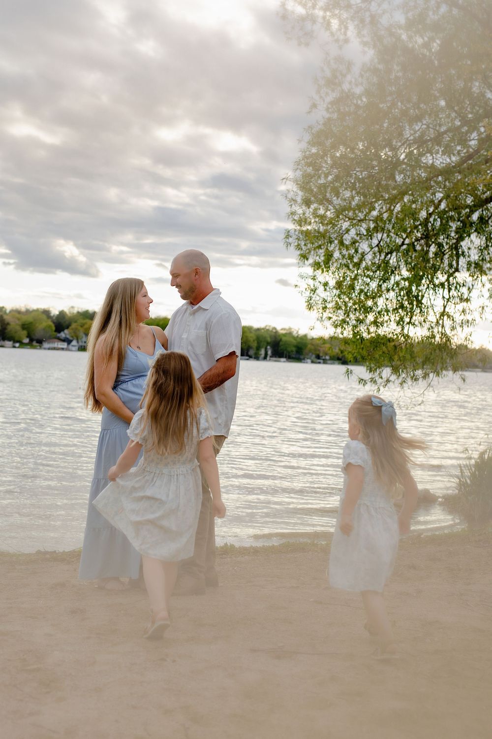 Kendall Kuss Photography Waukesha County family photographer. Family maternity photos in Delafield WI