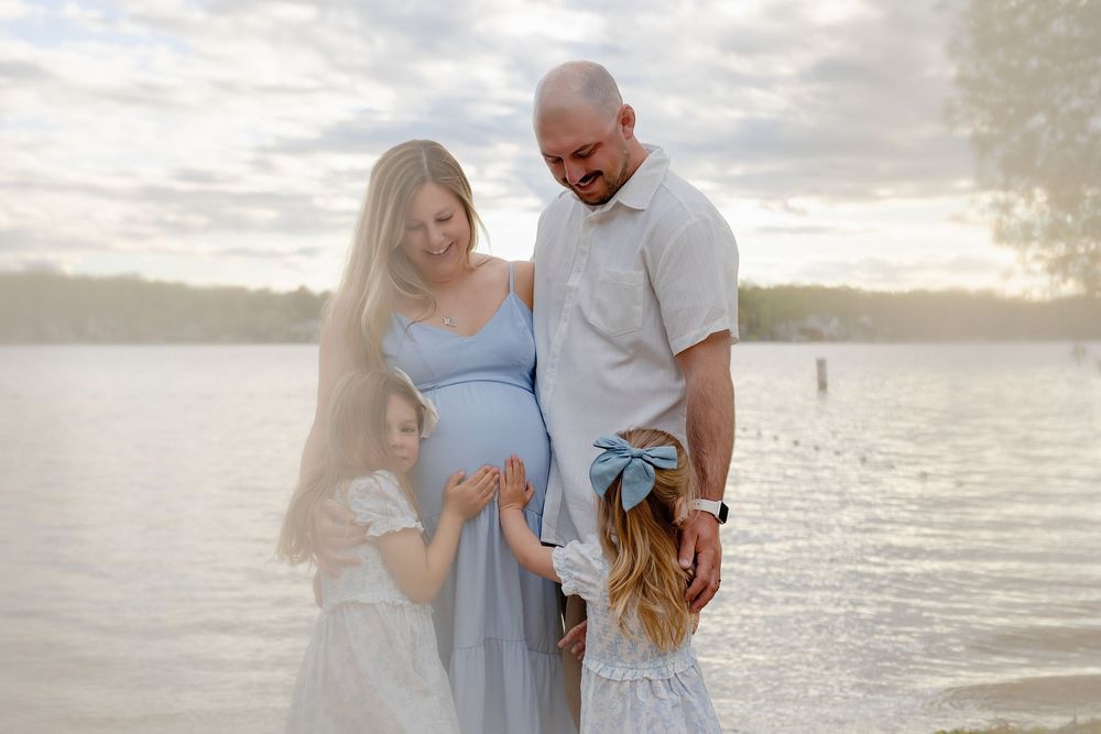 Kendall Kuss Photography Waukesha County family photographer. Family maternity photos in Delafield WI