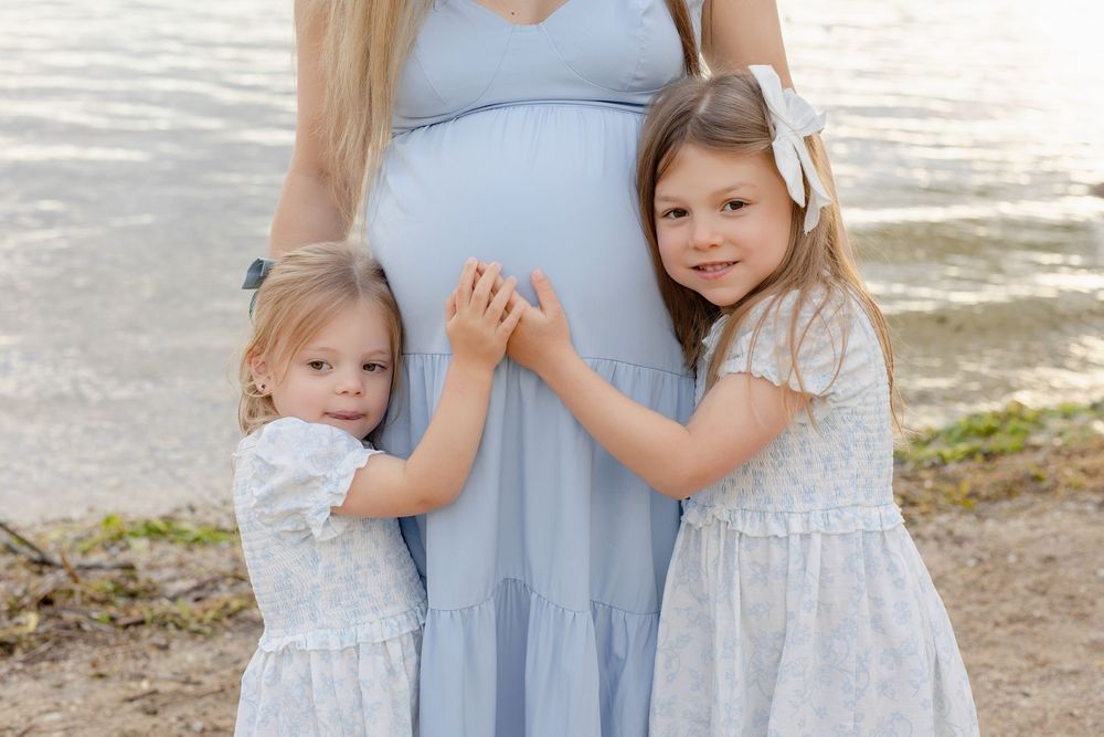 Kendall Kuss Photography Waukesha County family photographer. Family maternity photos in Delafield WI