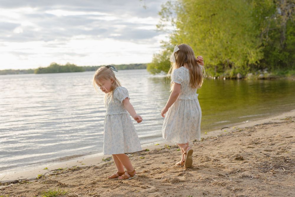 Kendall Kuss Photography Waukesha County family photographer. Family maternity photos in Delafield WI