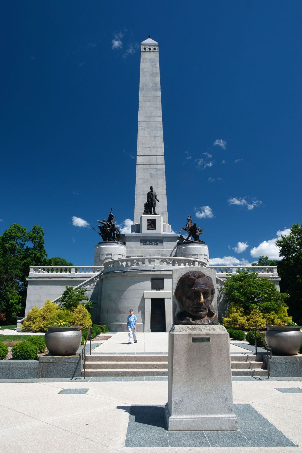 The tomb of Abraham Lincoln in Springfield, IL off Route 66. June 15, 2026. Photo: David J. Manning.