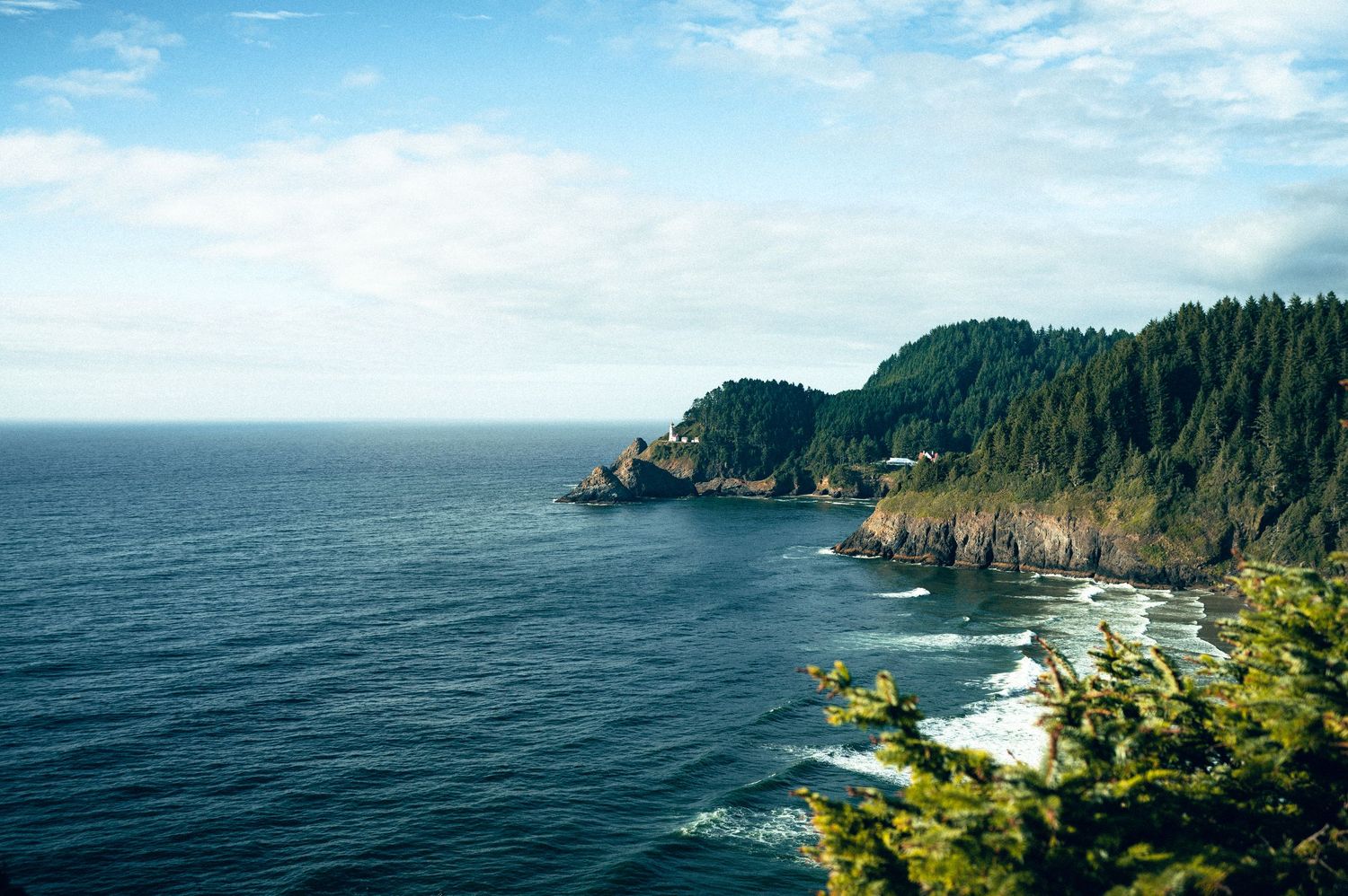 20 best things to do for your Oregon road trip. Sea Heceta Lighthouse Oregon Coast Road trip travel photography by Carl James
