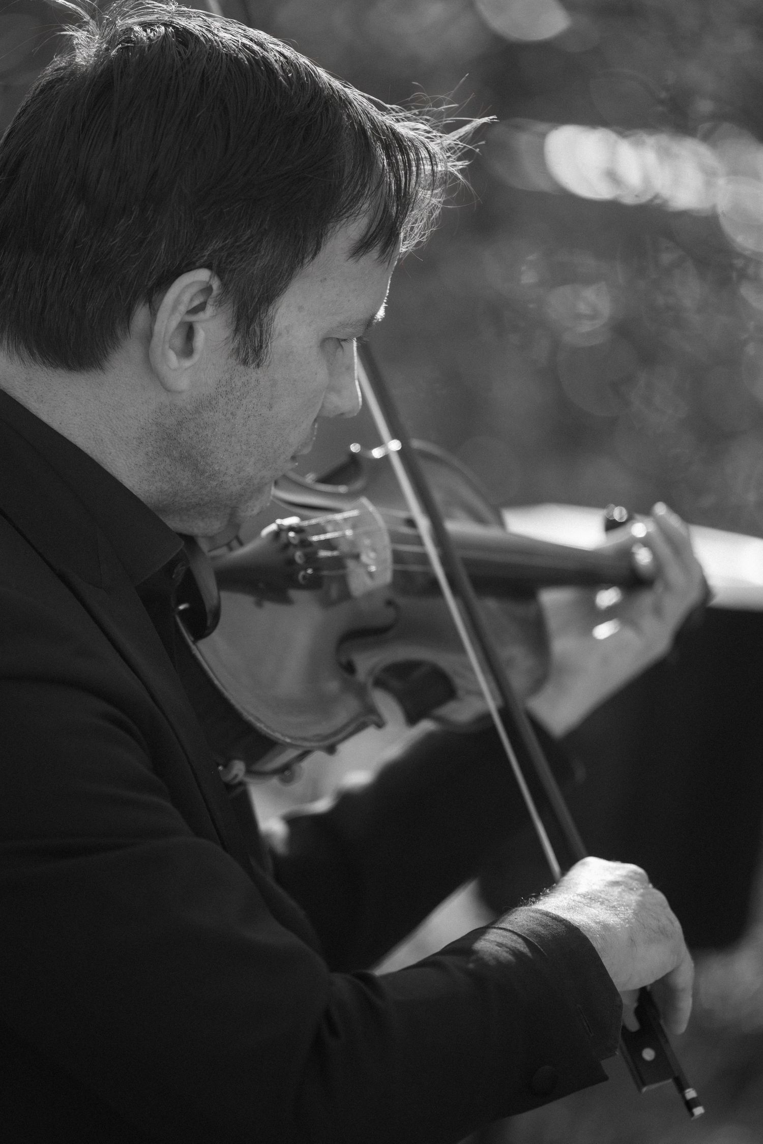 Black and white photo of winter wedding violinist in Greensboro, Georgia.
