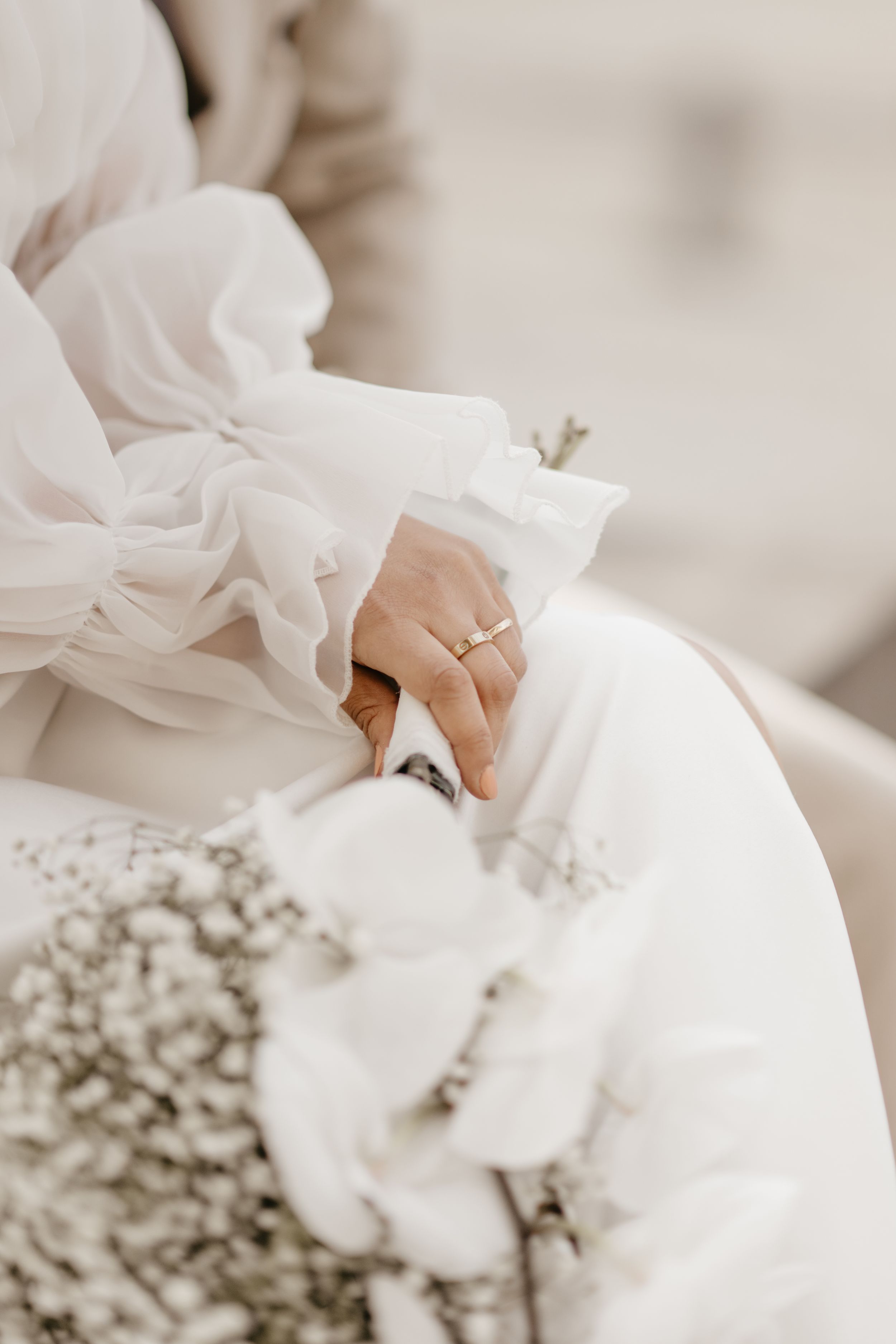 Elopement bruiloft trouwen in Brussel bruidspaar trouwboeket