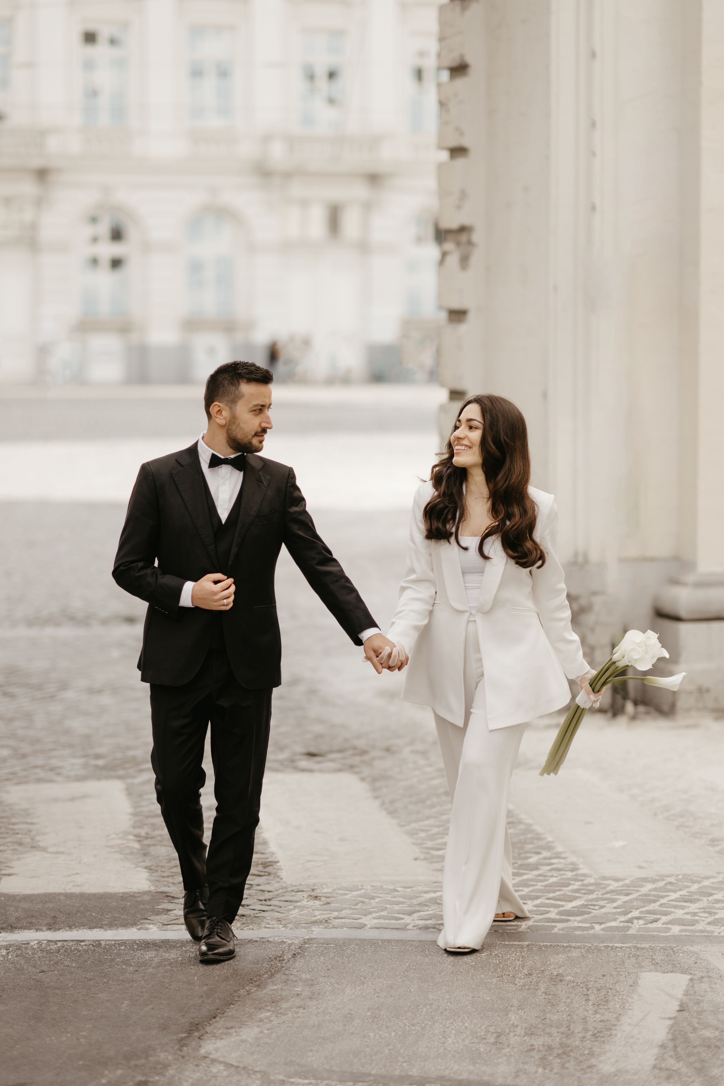Elopement bruiloft trouwen in Brussel bruidspaar trouwboeket
