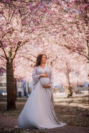 Gravid i körsbärsblomning