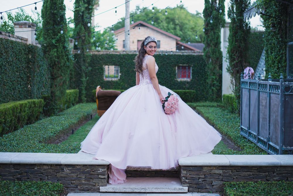 quinceanera dress and bouquet. Casa Polonia. Weslaco, Texas. Wedding photography