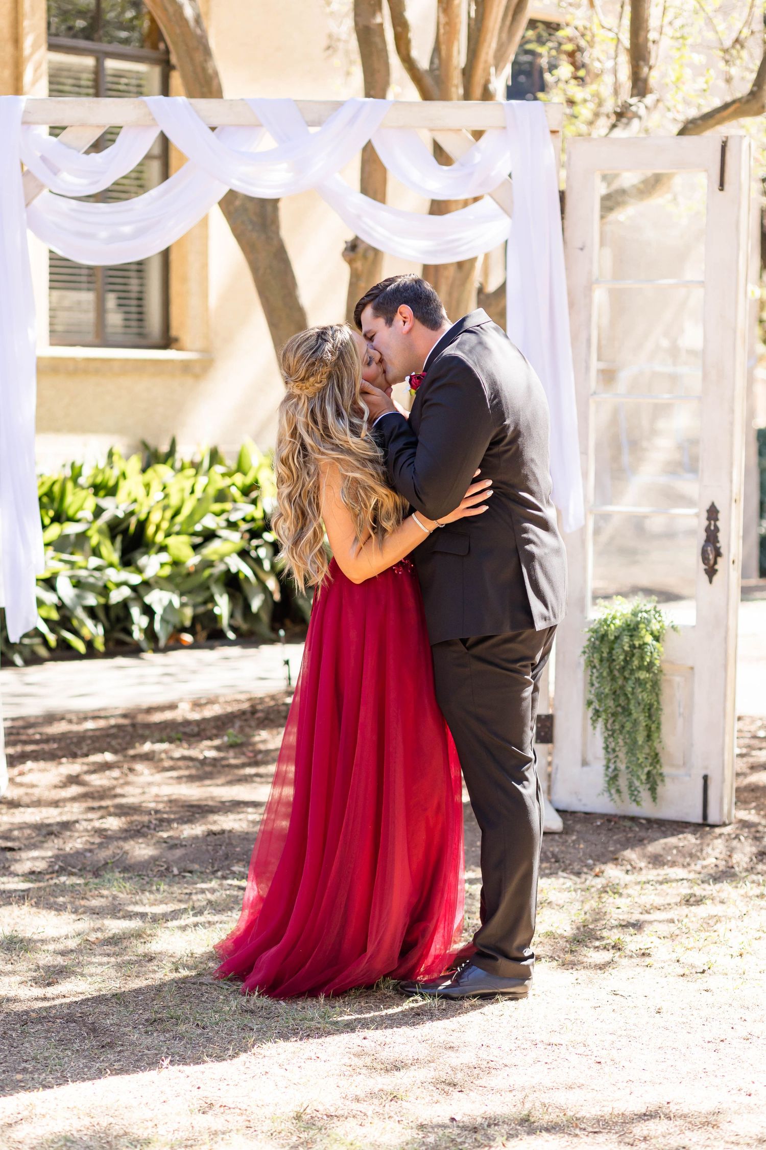 bride and groom kiss at LSU Union square