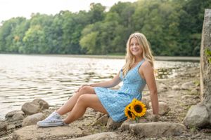 girl senior pictures at water