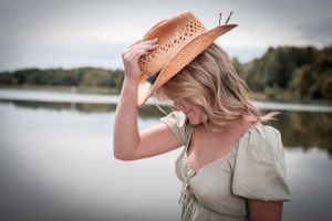 girls senior pictures at lake