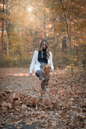 girl senior pictures fall leaves